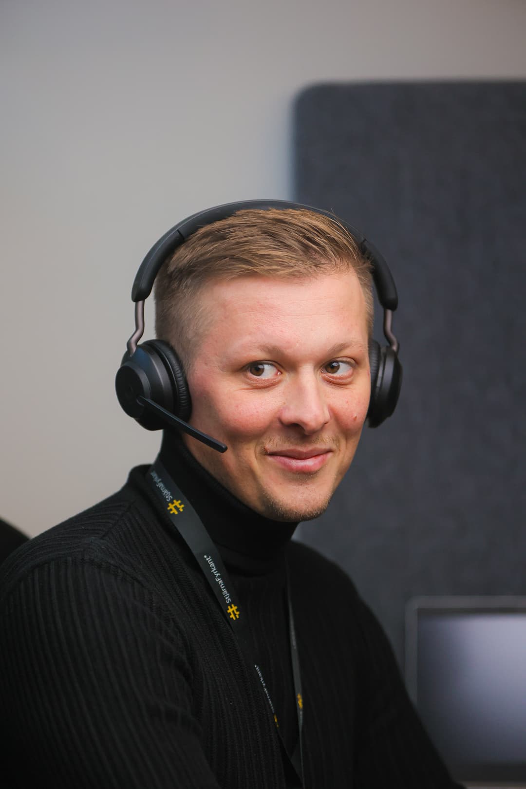 Vänlig supporttekniker med headset