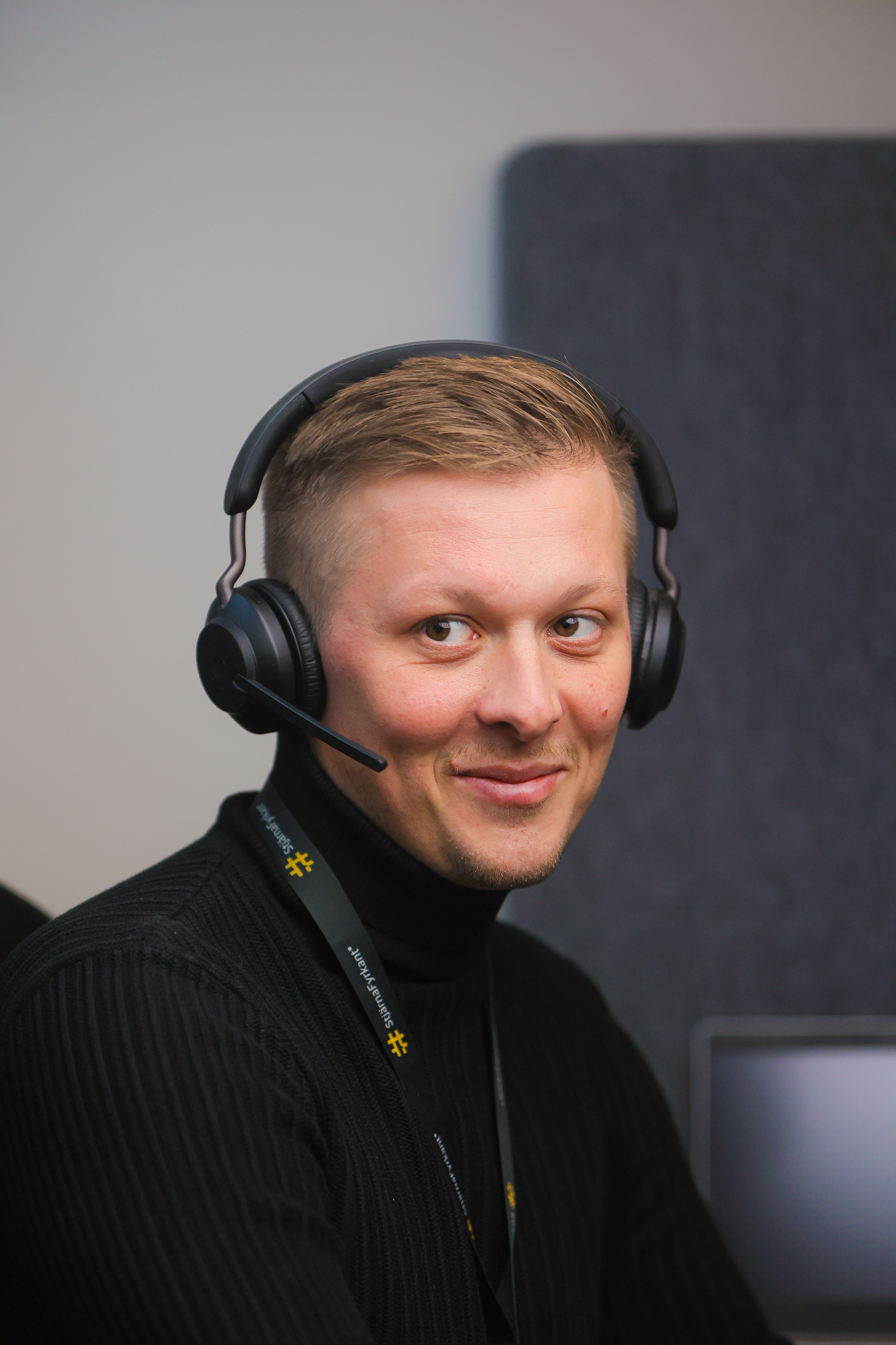 Vänlig supporttekniker med headset